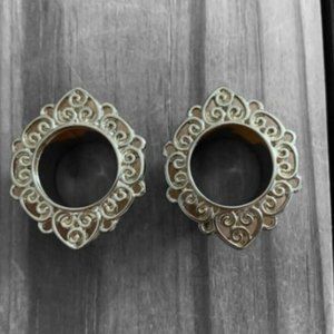 PAIR - GOLD-TONE VINTAGE STYLE PETAL PLUGS SINGLE FLARED GAUGES SIZE 5/8"